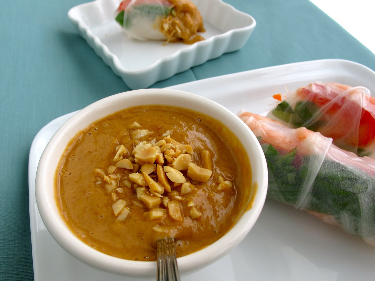 Để làm món chẻo lạc, lạc được rang giòn sau đó được đem giã nhuyễn. Ảnh: jamja.