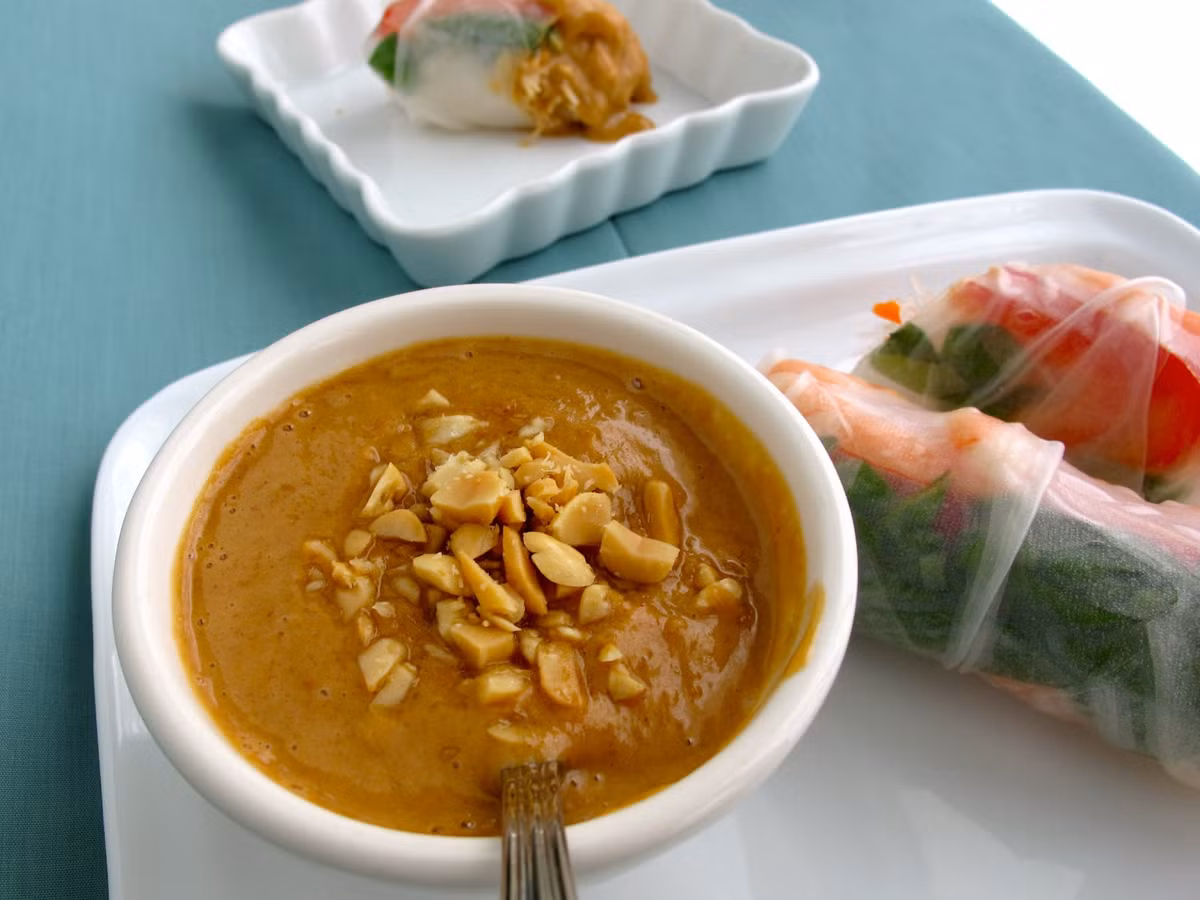 Để làm món chẻo lạc, lạc được rang giòn sau đó được đem giã nhuyễn. Ảnh: jamja.