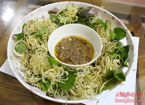 Theo kinh nghiệm của người dân, lạc càng nhuyễn thì càng tạo nên được độ sánh vàng cho món chẻo. Ảnh: baonghean.