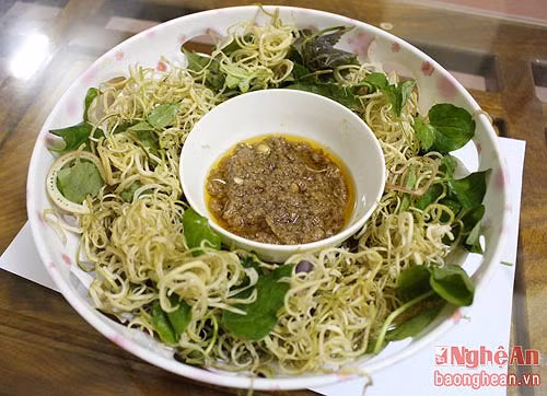 Theo kinh nghiệm của người dân, lạc càng nhuyễn thì càng tạo nên được độ sánh vàng cho món chẻo. Ảnh: baonghean.