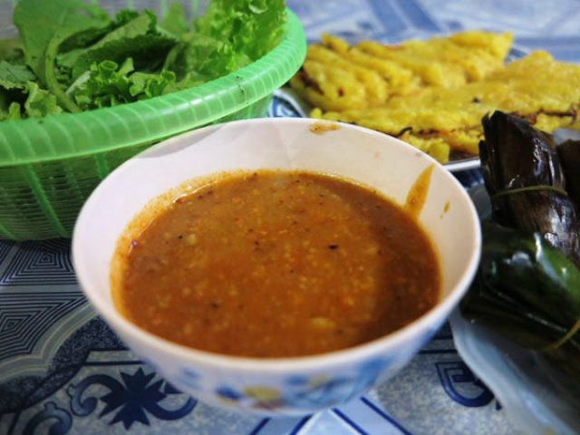  Chẻo lạc xứ Nghệ được chế biến từ nguyên liệu chính là lạc. Tuy nhiên, để món nước chấm này thêm phần hấp dẫn thì cần thêm các loại gia vị khác như sả, tỏi, ớt, đường, mật...Ảnh: tuhaoviet.