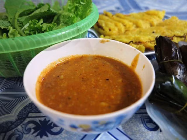  Chẻo lạc xứ Nghệ được chế biến từ nguyên liệu chính là lạc. Tuy nhiên, để món nước chấm này thêm phần hấp dẫn thì cần thêm các loại gia vị khác như sả, tỏi, ớt, đường, mật...Ảnh: tuhaoviet.