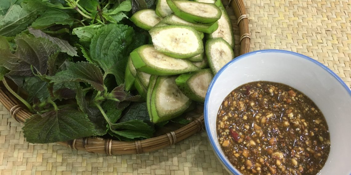 Từ lâu, chẻo lạc đã được coi như một bát nước chấm không thể “vắng mặt” trong các bữa cơm gia đình ở xứ Nghệ. Ảnh: monvietchannel.