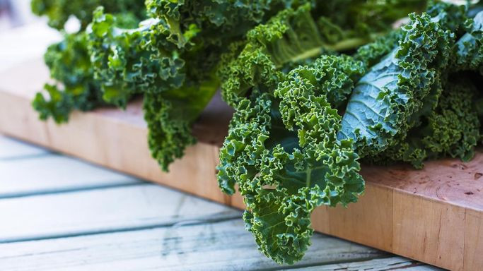 Cải xoăn chứa đầy vitamin C, một chất chống oxy hóa mạnh giúp trung hòa các gốc tự do gây hại. Vitamin C rất quan trọng đối với những người mắc bệnh tiểu đường. Ảnh: everydayhealth.