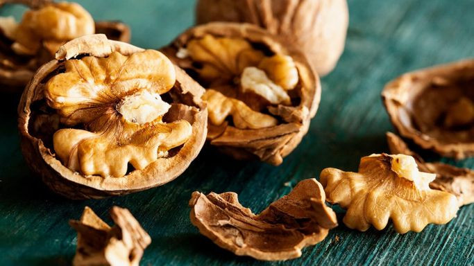 Quả óc chó cũng rất giàu axit béo omega-3, và chỉ ¼ chén quả óc chó sẽ cung cấp cho bạn chất béo omega-3 cho cả ngày. Ảnh: everydayhealth.