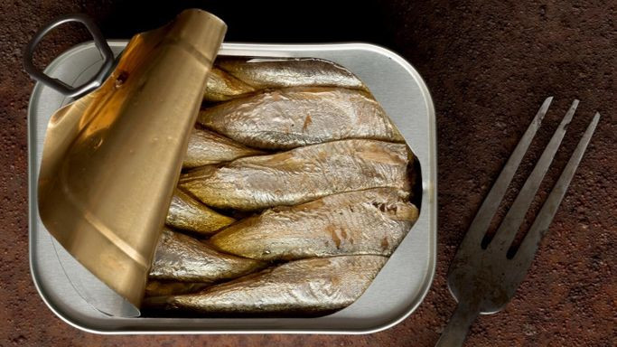 Cá mòi chứa nhiều axit béo omega-3 giúp giảm khô da và các bệnh về da khác. Ảnh: everydayhealth.