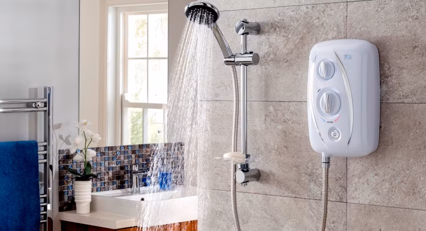  Tắm vào buổi sáng có thể giúp bạn tỉnh táo nhưng theo các chuyên gia, tắm vào cuối ngày có thể tốt hơn cho sức khỏe tổng thể của bạn. Ảnh: tritonshowers.