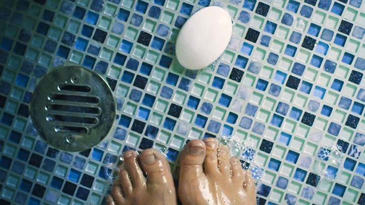 Rất nhiều người trong số chúng ta tắm nước ở nhiệt độ không phù hợp như nước quá nóng hay quá lạnh. Đây là một sai lầm khi tắm cần tránh. Ảnh: everydayhealth.