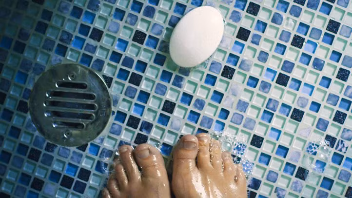 Rất nhiều người trong số chúng ta tắm nước ở nhiệt độ không phù hợp như nước quá nóng hay quá lạnh. Đây là một sai lầm khi tắm cần tránh. Ảnh: everydayhealth.