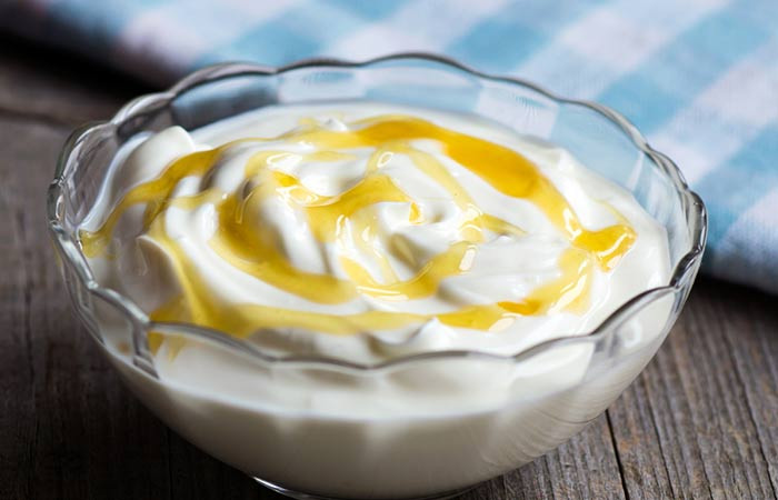 Tiếp theo, bạn thêm 1 thìa sữa chua vào và trộn đều. Ảnh: cdn2.