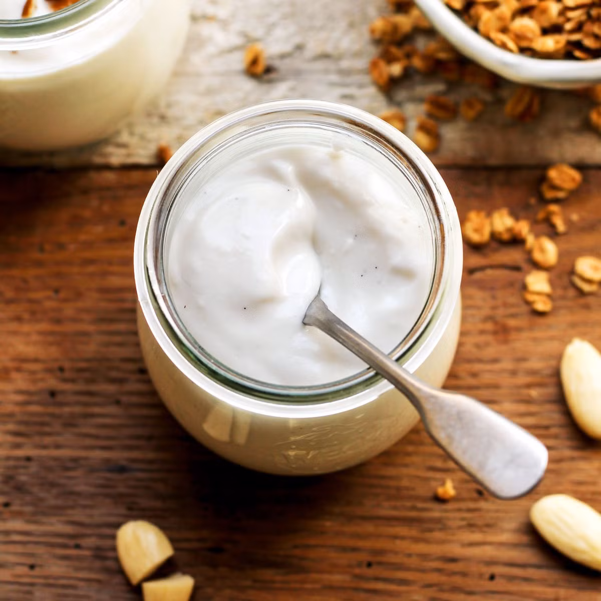 Trong khi đó, chất axit trong chanh giúp duy trì da đầu khỏe mạnh và thúc đẩy sự phát triển của tóc. Mật ong giúp dưỡng tóc. Ảnh: self.