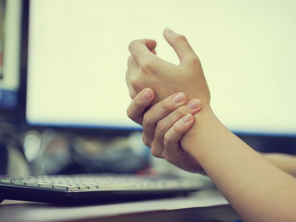 Để thực hiện bài tập này, bạn chỉ cần giữ quả bóng cao su hoặc bóng tennis trong lòng bàn tay. 5 ngón tay bóp chặt quả bóng trong vài giây rồi thả ra. Ảnh: thoatvidiadem.