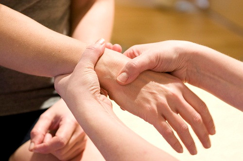 Bạn hãy giữ nguyên tư thế này trong 8 nhịp thở đồng thời hít thở sâu. Ảnh: alobacsi.