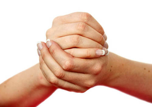 Cách thực hiện bài tập này như sau: Ngồi khoanh chân trên sàn, thẳng lưng, đưa 2 tay lên cao qua khỏi đầu, 2 bàn tay đan vào nhau, lòng bàn tay hướng lên trên. Duỗi thẳng và vươn cao cánh tay cho đến khi cảm nhận được sức căng của 2 tay. Ảnh: benhvexuongkhop.