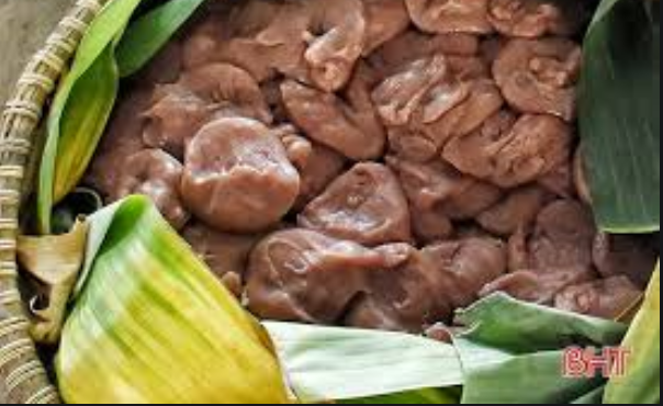 Tuy nhiên, theo thời gian, nó còn được ăn cùng với rất nhiều món khác như: xáo thịt bò, thịt chó, tiết bò, tiết lợn, xáo lòng lợn…Ảnh: baonghean.