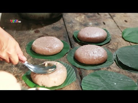 Tiếp theo, đun sôi nước vôi trong rồi đổ thật nhanh bột gạo đã xay nhuyễn vào. Ảnh: ytimg.