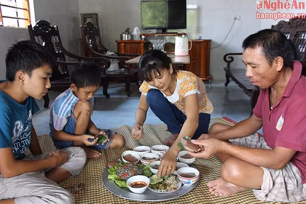 Bánh đúc đỏ ăn với nham chuối (món nộm làm từ gốc cây chuối hột) là hợp khẩu vị nhất. Ảnh: blogspot.