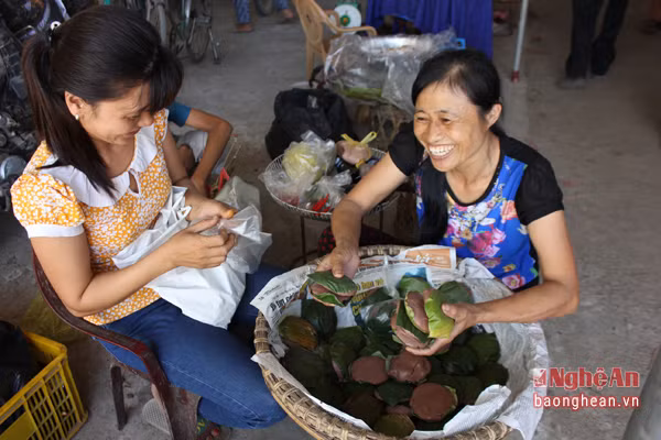 Lưu ý, khi đổ phải đổ khuấy đều tay để tránh bánh bị vón cục. Ảnh: vinhcity.