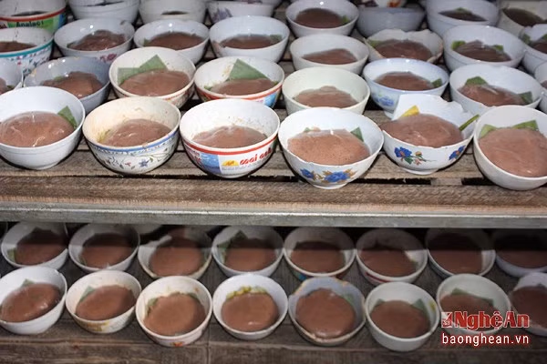 Sau đó, gạo sẽ được đưa vào máy xay bột nước. Ở công đoạn này, gạo phải được xay đi xay lại 2 lần để bột thật mịn, khi làm bánh mới ngon. Ảnh: baonghean.