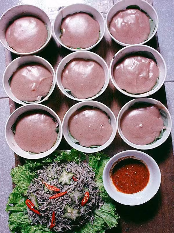  Bánh đúc đỏ được người dân ở xã Nghi Thịnh, huyện Nghi Lộc, Nghệ An sử dụng gạo Luốc dâu đỏ xen lẫn gạo trắng để chế biến. Ảnh: dulichnghean.