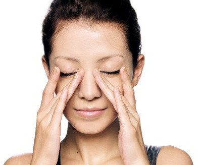 Bài tập 3: Chớp mắt liên tục. Bạn hãy thực hiện chớp mắt liên tục trong 2 phút để giúp tăng lượng máu lưu thông đến đôi mắt, giảm tình trạng mỏi mắt, khô mắt. Ảnh: phauthuatnangmuisline.