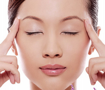 Bài tập 5: Giữ nguyên đầu, nhìn từ bên này sang bên kia. Để thực hiện động tác này, bạn hãy từ từ di chuyển cặp mắt sang bên phải, rồi sang trái trong khi giữ nguyên đầu. Ảnh: suckhoedoisong.