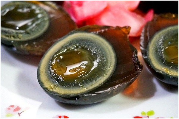 Tuy nhiên, trứng vịt bắc thảo vẫn chứa một lượng chì nhất định mà nếu ăn thường xuyên sẽ có nguy cơ nhiễm độc chì gây mất ngủ, thiếu máu,...Ảnh: blogimg.