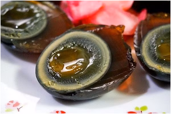 Tuy nhiên, trứng vịt bắc thảo vẫn chứa một lượng chì nhất định mà nếu ăn thường xuyên sẽ có nguy cơ nhiễm độc chì gây mất ngủ, thiếu máu,...Ảnh: blogimg.