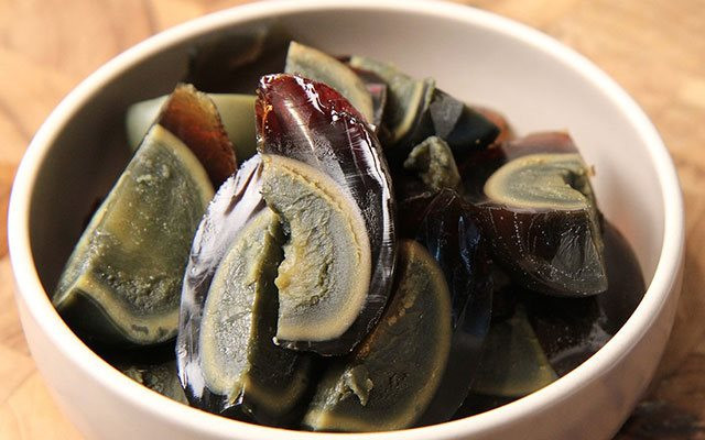 Không chỉ chứa hàm lượng dinh dưỡng cao, trứng vịt bắc thảo còn có tác dụng kích thích sự thèm ăn, thúc đẩy quá trình tiêu hóa và nhiều công dụng khác đối với sức khỏe. Ảnh: cooky.