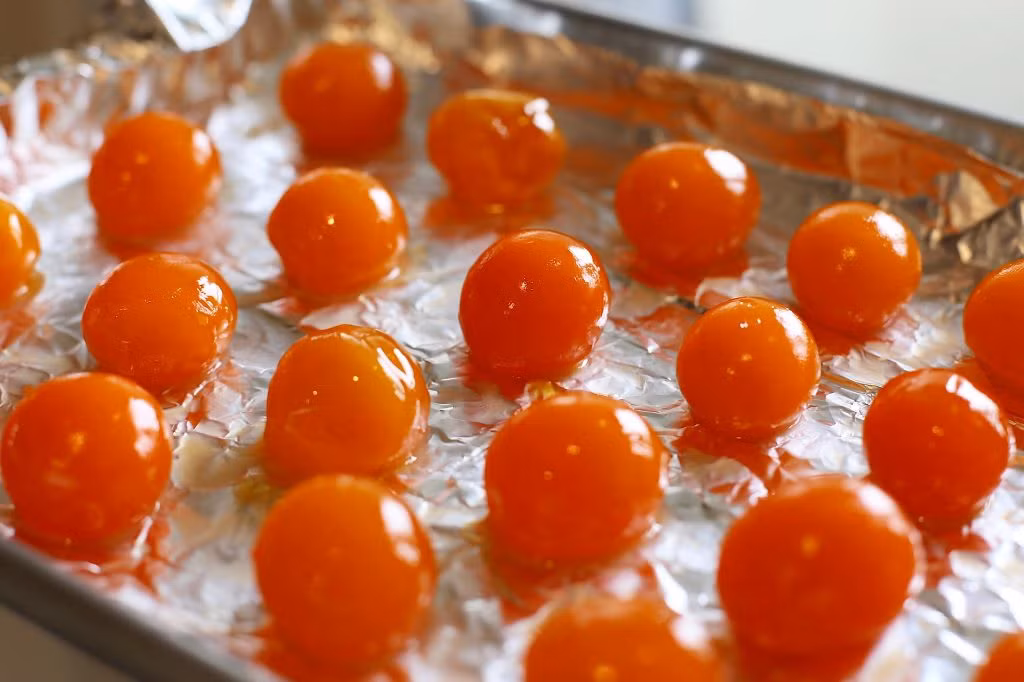 Lý do là vì trong quá trình muối trứng, các nhà sản xuất thường cho thêm oxit chì để làm trứng chín. Việc lạm dụng oxit chì có thể khiến người ăn bị nhiễm độc chì, kém ăn, viêm đường ruột, dạ dày,... Ảnh: savourydays.