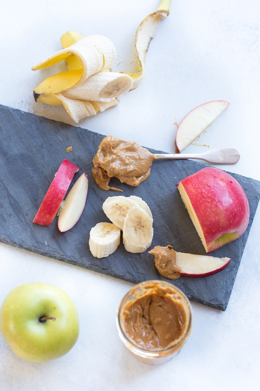 Táo/chuối kết hợp với bơ lạc vừa có hương vị thơm ngon, vừa rất tốt cho sức khỏe. Ảnh: peanutbutterlovers.