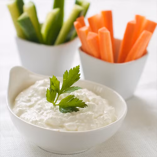 Hummus chứa nhiều protein trong khi các loại rau sống là nguồn cung cấp calo và vitamin tuyệt vời cho bạn. Ảnh: truhealthfitness.