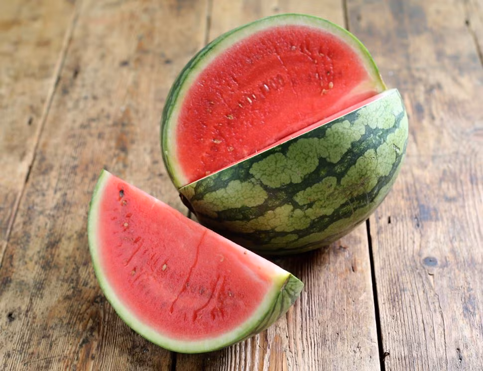 Dưa hấu là nguồn cung cấp hai hợp chất thực vật mạnh mẽ - citrulline và lycopene, giúp trì hoãn sự mệt mỏi sau khi chạy bộ và giảm đau nhức cơ bắp. Ảnh: abelandcole.