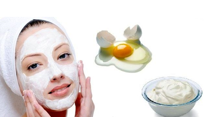 Trước hết, bạn hãy đánh bông lòng trắng trứng gà, sau đó cho thêm 1 thìa sữa chua vào và tiếp tục trộn đều. Ảnh: amazonaws.