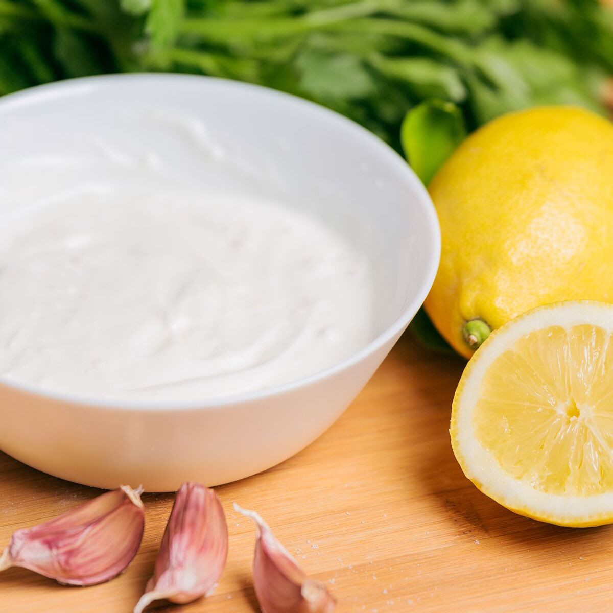 Chanh có tác dụng tẩy trắng da hiệu quả khi kết hợp với sữa chua sẽ giúp làm thông thoáng lỗ chân lông của bạn, làm giảm sự xuất hiện của các vết sẹo mụn trứng cá. Ảnh: thespruceeats.