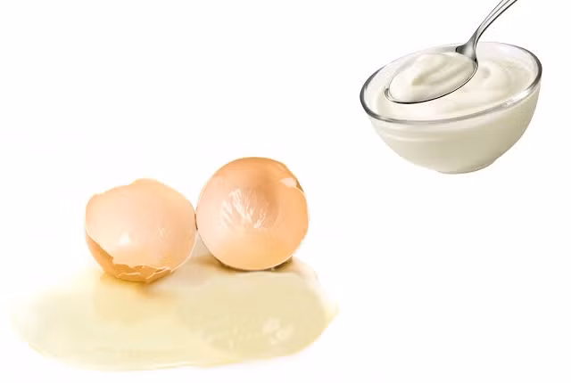 Với những người có làn da bóng dầu, bạn hãy sử dụng 1 thìa sữa chua và 1 lòng trắng trứng gà. Ảnh: howtoxp.