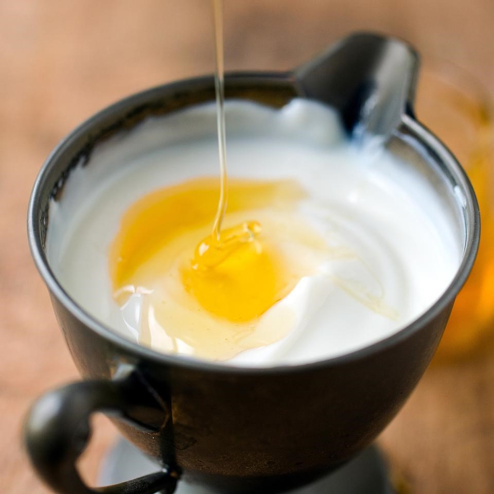 Mật ong có đặc tính kháng khuẩn và chống oxy hóa, khi kết hợp với sữa chua sẽ giúp điều trị mụn trứng cá và trình trạng viêm do mụn gây ra. Ảnh: allrecipes.