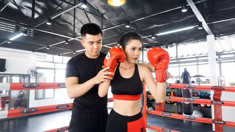  Các bài tập kickboxing sẽ tác động lên tất cả các nhóm cơ trong cơ thể bạn, từ đó giúp cơ thể săn chắc song song với việc tăng cường sự linh hoạt và phản xạ của bạn. Ảnh: gymfitbox.
