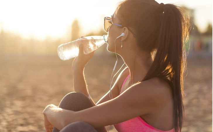 Một thời điểm “vàng” nữa để uống nước trong ngày đó là uống khi bạn đang đói.