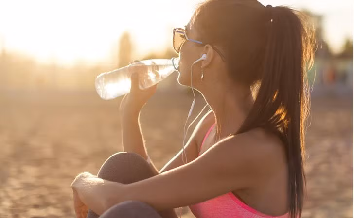 Một thời điểm “vàng” nữa để uống nước trong ngày đó là uống khi bạn đang đói.