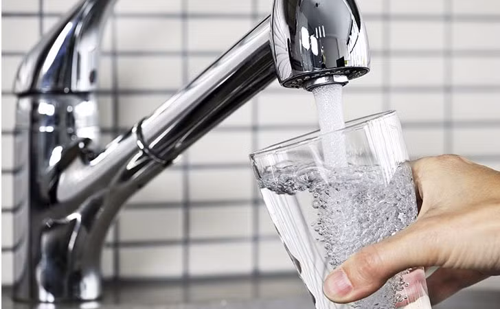 Sau khi tập thể dục, bạn cần uống nhiều nước hơn để bù lại lượng nước đã mất qua mồ hôi và nước tiểu.