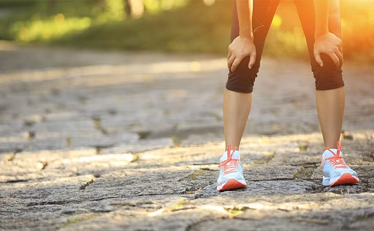 Uống nước trước một bữa ăn nhẹ hoặc một bữa chính sẽ giúp bạn cảm thấy no nhanh hơn, giúp kiểm soát lượng calo bạn nạp vào.