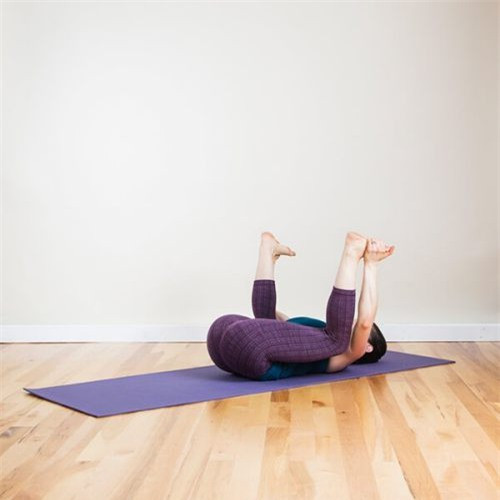 Tư thế em bé hạnh phúc: Với tư thế này, bạn chỉ cần nằm ngửa trên thảm tập, hai gối cong hướng lên tạo góc 90 độ, hai tay nắm lấy hai đùi hoặc mép chân ngoài.