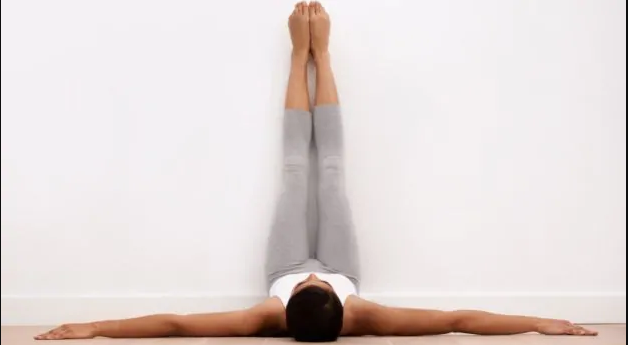 Tư thế chân tựa tường: Để thực hiện tư thế này, bạn hãy gác chân lên tường, điều chỉnh tư thế sao cho chân áp chặt vào tường và vuông góc với mặt đất, hai tay để dọc theo thân hoặc đặt tay lên bụng.