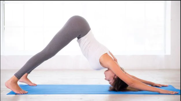 Tư thế chó cúi đầu nghỉ: Tư thế này giúp bạn thoát khỏi mệt mỏi, đau lưng và cứng khớp do ngồi cả ngày bằng cách kéo dài gân kheo, ngực và kéo dài cột sống.