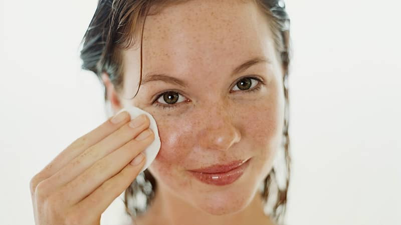 Tẩy tế bào chết quá mức có thể gây kích ứng da và dẫn đến bong tróc. Vì vậy, hãy thật sự “nhẹ nhàng” với làn da của bạn. Ảnh: epomi.