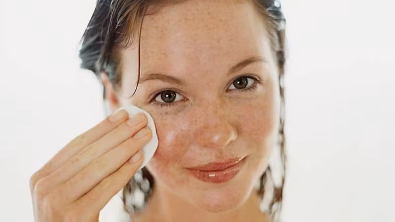 Tẩy tế bào chết quá mức có thể gây kích ứng da và dẫn đến bong tróc. Vì vậy, hãy thật sự “nhẹ nhàng” với làn da của bạn. Ảnh: epomi.