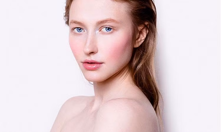 Các tia UV có hại cho da, nhất là đối với làn da nhạy cảm. Vì vậy, đừng quên sử dụng kem chống nắng để bảo vệ làn da của bạn khỏi các tia nắng gay gắt. Ảnh: shopify.