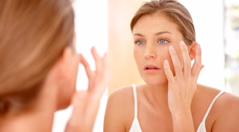 Da khô là một trong những lý do chính khiến cho làn da của bạn trở nên nhạy cảm. Do đó, việc dưỡng ẩm cho làn da nhạy cảm là rất quan trọng. Ảnh: tincuame.