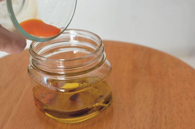 Bây giờ, bạn hãy lấy một ít dầu olive cho vào một cái bát nhỏ, sử dụng một chiếc khăn nhỏ nhúng vào bát dầu và chà nhẹ lên khắp phần trước của cơ thể. Ảnh: ehowcdn.